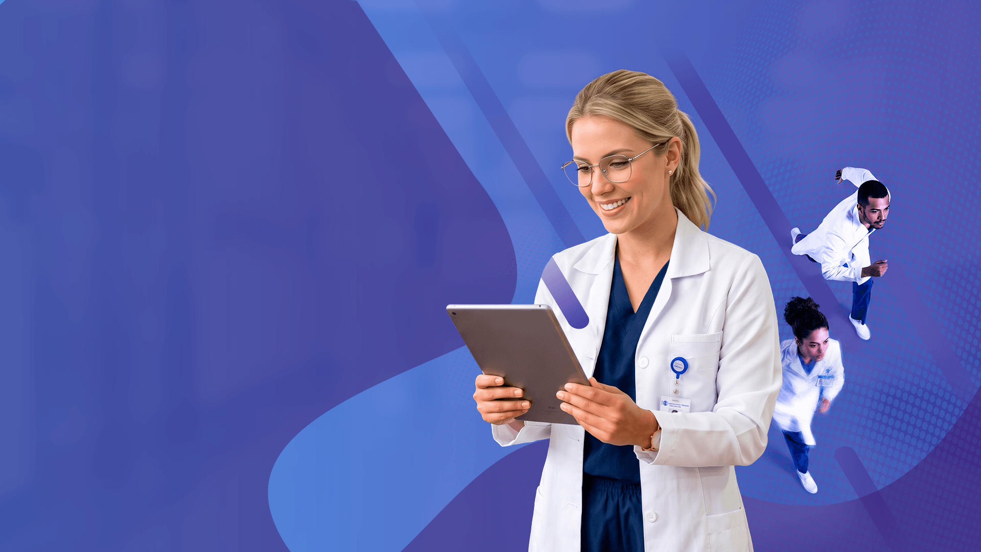 Médica estudando em tablet para a prova de residência